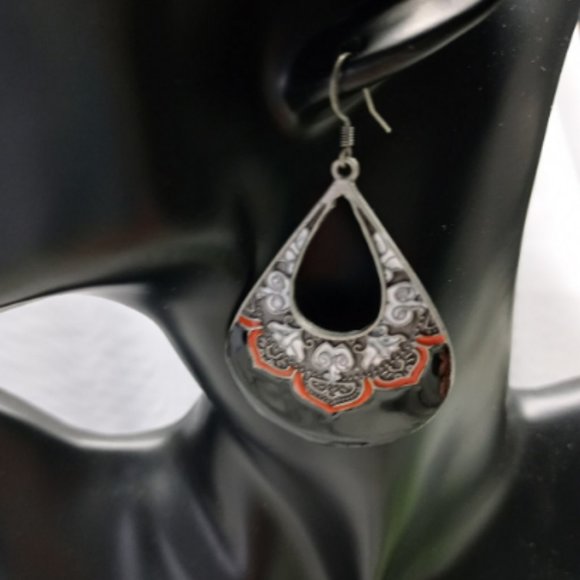 BLACK ENAMEL EARRINGS, PEIRCED EARS, DANGLE DROP EMBOSSED DESIGN RED, WHITE 5CM - Picture 5 of 6